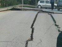 Voragine si apre in strada Fermo. Auto finisce dentro con tre studenti