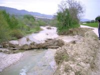 Donna finisce con l’auto nel torrente Ete Vivo, salvata da carabinieri e vigili fuoco