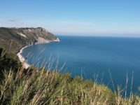 Frana sulla spiaggia di Ancona, due feriti