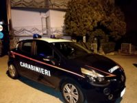 Carabinieri all'esterno della casa dove un bimbo di 5 anni è trovato esanime, probabilmente strozzato a mani nude, a Cupramontana (Ancona), 04 gennaio 2018.
ANSA/CRISTIAN BALLARIN