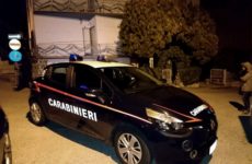 Carabinieri all'esterno della casa dove un bimbo di 5 anni è trovato esanime, probabilmente strozzato a mani nude, a Cupramontana (Ancona), 04 gennaio 2018.
ANSA/CRISTIAN BALLARIN