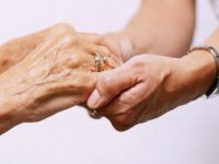 La madre era morta da giorni e lei la vegliava senza mangiare. Disabile salvata dai vicini di casa a Osimo