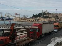 Due navi di migranti sbarcano ad Ancona