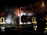 Bus con 43 studenti Senigallia si incendia galleria autostrada, tutti salvi. Ma autisti intossicati