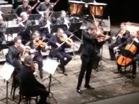 Pubblico di Ascoli ammaliato dal violinista Milenkovic e dalla Filarmonica marchigiana. Concerto finale al Ventidio Basso