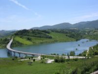 Sisma, riapre il viadotto sul lago di Cingoli. Terminati i lavori dopo la paura per rischio Vajont