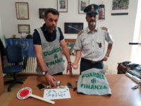 Finanza Civitanova sequestra cocaina e hashish a 2 tunisini. Un arresto e una denuncia