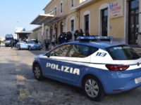 Straniero semina terrore in stazione a San Benedetto, fermato