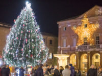 Comune Matelica Accenzione Albero e Luminarie -Cittadini gente Piazza Mattei-