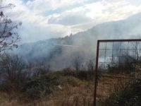 Incendio sulle colline di Ascoli minaccia Lisciano. Transito interrotto