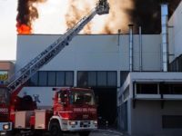 Incendio alla Marvit di Osimo, evacuati i 120 dipendenti. Nube alta in cielo