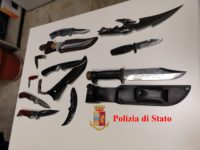 Nascondeva in casa un arsenale di armi bianche. Pregiudicato campano denunciato ad Ancona