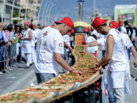 Napoli pizzaioli partenopei tentano di superare il Guinnes dei primati Via Caracciolo tentando di fare la pizza lunga 2KM battendo cos il record del Mondo
Ph Salvatore Laporta / Kontrolab