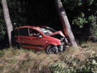 Auto finisce nella scarpata e poi si schianta contro un albero. Miracolati due giovani