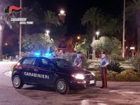 Sfugge ai carabinieri in centro a San Benedetto e ferisce una donna. Giovane arrestato