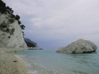 Cadavere sulla spiaggia di Numana