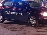 Ragazzini sdraiati in strada fino al passaggio delle auto, è allarme