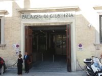 Si cosparsero di liquido contro API, ricorso contro il foglio di via