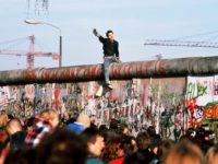 Il Muro di Berlino crollò 30 anni fa. Mons. D’Ercole racconta come lo visse Papa Giovanni Paolo II