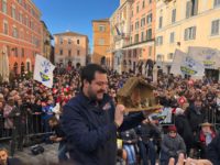 Ancona, Salvini ‘scalda’ sardine e centri sociali