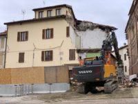 A Camerino demolito palazzo simbolo del sisma. Ragazze salve per miracolo