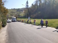 Decine in coda sulla strada a Mozzano per entrare alle Poste