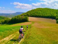 Le Terre del Catria si scoprono in e-bike