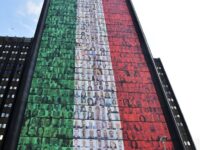 Un tricolore da 60 metri con 1200 volti per tifare Italia