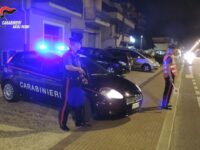 Litiga al bar con un uomo e poi lo investe con l’auto. Arrestato a San Benedetto