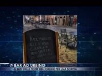 “Non perdete la gioia di vivere” : rimosso dalla Polizia cartello in bar di Urbino..