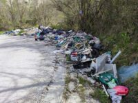 Rifiuti in strada ad Ascoli, Provincia li rimuoverà