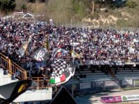 Bombe carta e fuochi allo stadio : Daspo per 3 ultrà dell’Ascoli