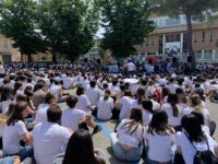 Pesaro, un fiume di studenti commemora il giudice Falcone