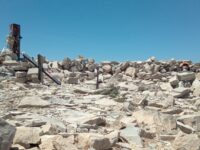 La croce divelta e abbandonata sul Monte Vettore