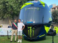 “Un casco da leggenda” : Pesaro omaggia Valentino Rossi
