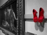 Violenza donne : a Pesaro la mostra “Scarpette rosse in ceramica”