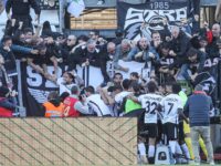 Foto Stefano Nicoli/LaPresse 5 Novembre 2022 Brescia, Italia - sport, calcio - Brescia vs Ascoli - Campionato di calcio Serie BKT 2022/2023 - Stadio Mario Rigamonti. Nella foto:   Eric Botteghin esulta dopo il gol con i compagni

November 5, 2022 Brescia, Italy - sport, soccer - Brescia vs Ascoli - Italian Football Championship League BKT 2022/2023 - Mario Rigamonti stadium. In the pic:  Eric Botteghin celebrates with teammates after scoring