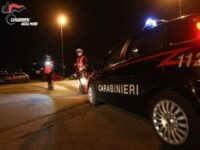 Ascoli, si schianta su auto in sosta provoca blackout e fugge