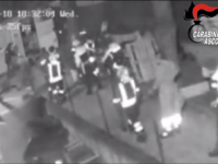 Minaccia di darsi fuoco in un container : carabinieri lo bloccano con spray
