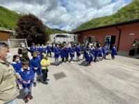 I giocatori dell’Ascoli con i bambini di Arquata