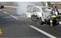 Auto distrutta dalle fiamme sull’Ascoli-Mare
