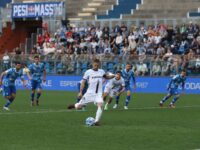 Foto Antonio Saia/LaPresse 22 Aprile 2023 Como, Italia - Sport, Calcio - Como vs Ascoli - Campionato di calcio Serie BKT 2022/2023 - Stadio Comunale G. Sinigaglia -  Nella foto: Federico Dionisi realizza

April 22, 2023 Como, Italy - Sport, Soccer - Como vs Ascoli - Italian Football Championship League BKT 2022/2023 - G. Sinigaglia Stadium. In the photo: