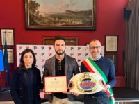 Pesaro, premiato il campione di kickboxing Valdinocci