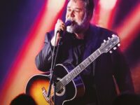 Russell Crowe in concerto a Bologna per gli alluvionati