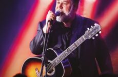 Russell Crowe in concerto a Bologna per gli alluvionati