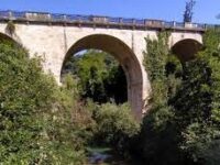 Ascoli, incidente a Porta Cartara : cade parapetto del ponte