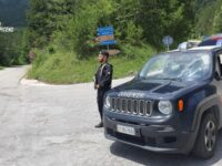 Arquata, provoca un incidente frontale e poi fugge