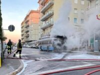 Bus in fiamme a Macerata