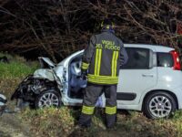 Scontro tra due auto a Fermo, una nel fossato