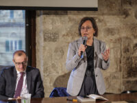 Matteo Ricci, mayor of Pesaro and president of ALI, presents his fourth book "Pane e politica" in Ascoli in the presence of Emidio Nardini, candidate for mayor of Ascoli Piceno, Anna Casini, regional councilor, and Francesco Ameli, provincial secretary of the Democratic Party. The book chronicles the Pesaro mayor's innovative initiative to reconnect with the electorate after the Democratic Party's defeat in the 2022 general election. Ricci experienced the moment of dinner in people's homes with which he rediscovered popular sentiment , an experience that was certainly meaningful and useful in bringing the difficulties and suggestions of ordinary people to the leadership of the Democratic Party.
Sala dei Savi di Palazzo dei Capitani, Ascoli Piceno - Marche, Italia - 02/03/2024.